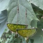 Rézdróton lógó félkör fülbevaló pöttyel - zöld